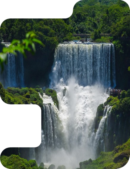 Cachoeira entre a vegetação amazônica